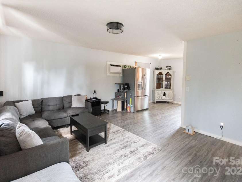 87 Pauline Circle, Franklin, NC 28734.  MLS# CAR4287412, YatesRealty ID 32198. Livingroom