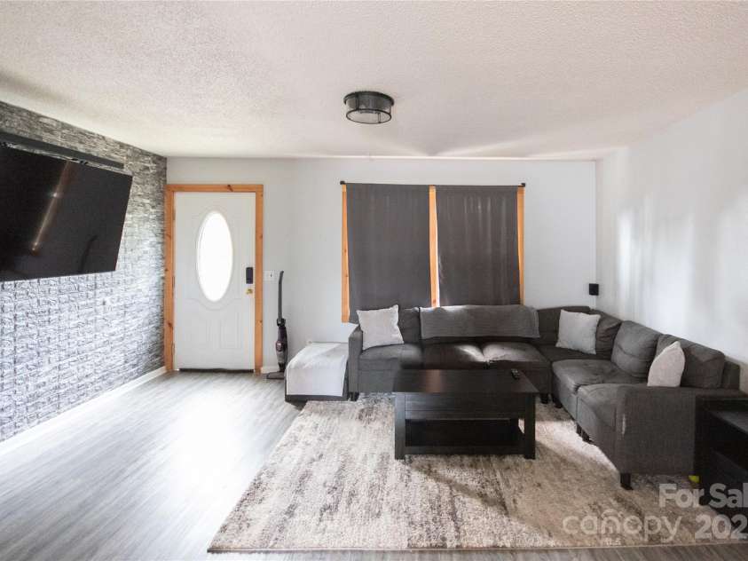 87 Pauline Circle, Franklin, NC 28734.  MLS# CAR4287412, YatesRealty ID 32198. Livingroom