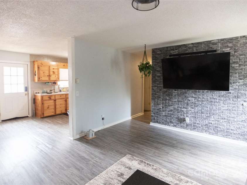 87 Pauline Circle, Franklin, NC 28734.  MLS# CAR4287412, YatesRealty ID 32198. Livingroom