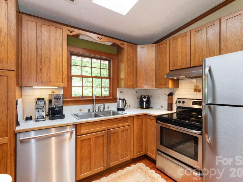 168 Blossom Ridge, Leicester, NC 28748.  MLS# CAR4389201, YatesRealty ID 32199. Kitchen