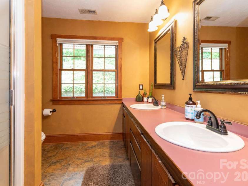 168 Blossom Ridge, Leicester, NC 28748.  MLS# CAR4389201, YatesRealty ID 32199. Main Level Bathroom