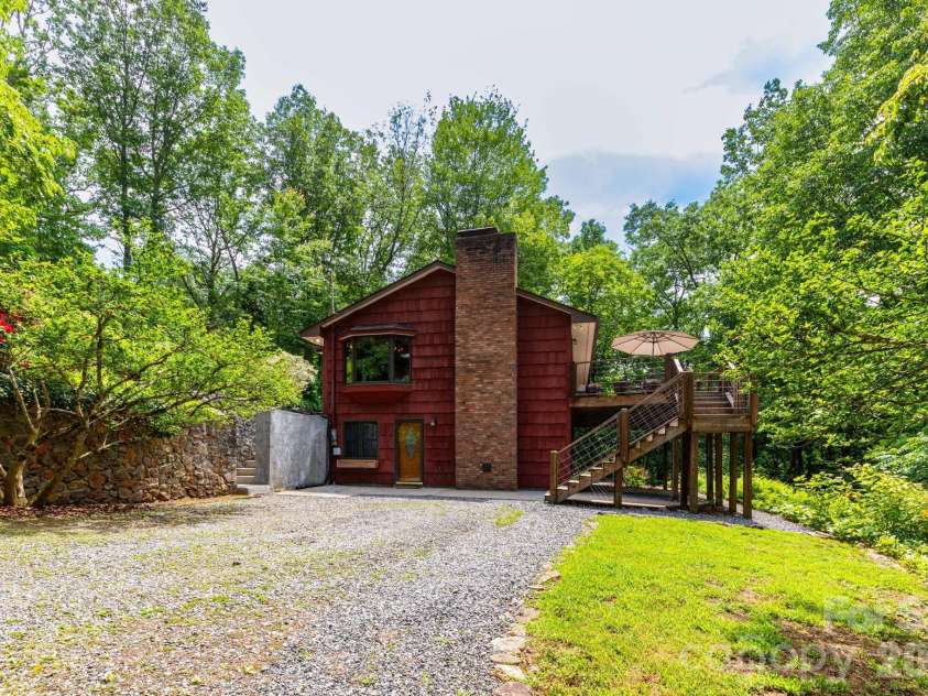 168 Blossom Ridge, Leicester, NC 28748.  MLS# CAR4389201, YatesRealty ID 32199. Side of Home, Driveway