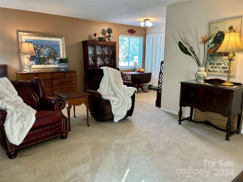 6132 Heath Ridge Court, Charlotte, NC 28210.  MLS# CAR4189441, YatesRealty ID 322. Spacious Living Room with good quality carpet