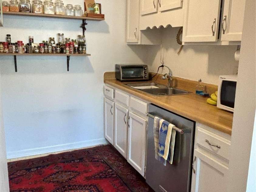 6132 Heath Ridge Court, Charlotte, NC 28210.  MLS# CAR4189441, YatesRealty ID 322. Very Functional Kitchen