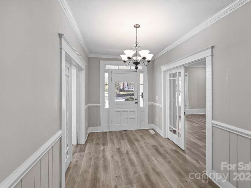 220 Bell Street, Statesville, NC 28677.  MLS# CAR4230607, YatesRealty ID 3220. Entrance Hallway