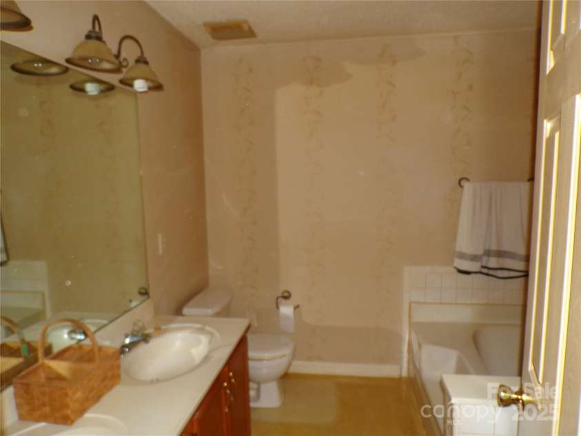 2458 Saguaro Lane, Kannapolis, NC 28083.  MLS# CAR4317406, YatesRealty ID 3220. Master Bath