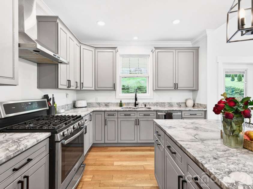 25 Haven Drive, Arden, NC 28704.  MLS# CAR4368689, YatesRealty ID 32201. Granite Counters