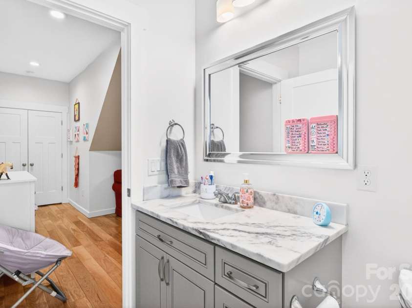 25 Haven Drive, Arden, NC 28704.  MLS# CAR4368689, YatesRealty ID 32201. Upstairs Full Bathroom
