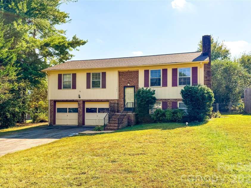 307 Meadowbrook Drive, Newton, NC 28658.  MLS# CAR4388172, YatesRealty ID 32205. 