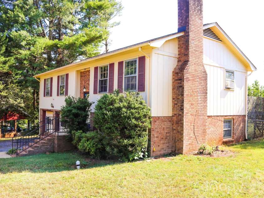 307 Meadowbrook Drive, Newton, NC 28658.  MLS# CAR4388172, YatesRealty ID 32205. 