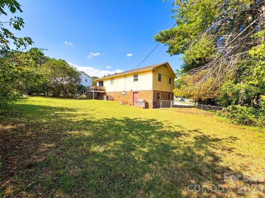 307 Meadowbrook Drive, Newton, NC 28658.  MLS# CAR4388172, YatesRealty ID 32205. 