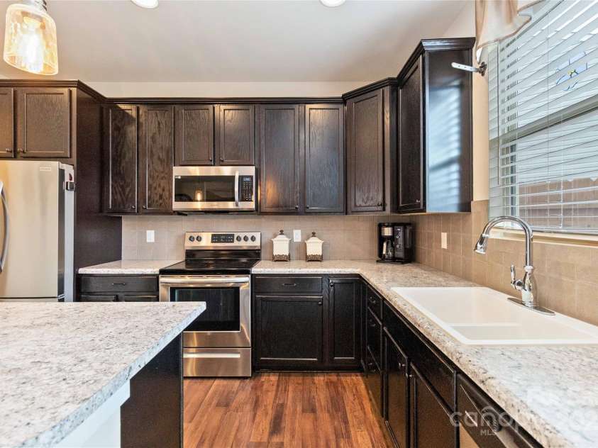 4626 Gibbons Link Road, Charlotte, NC 28269.  MLS# CAR4290378, YatesRealty ID 32205. Ample countertop space.