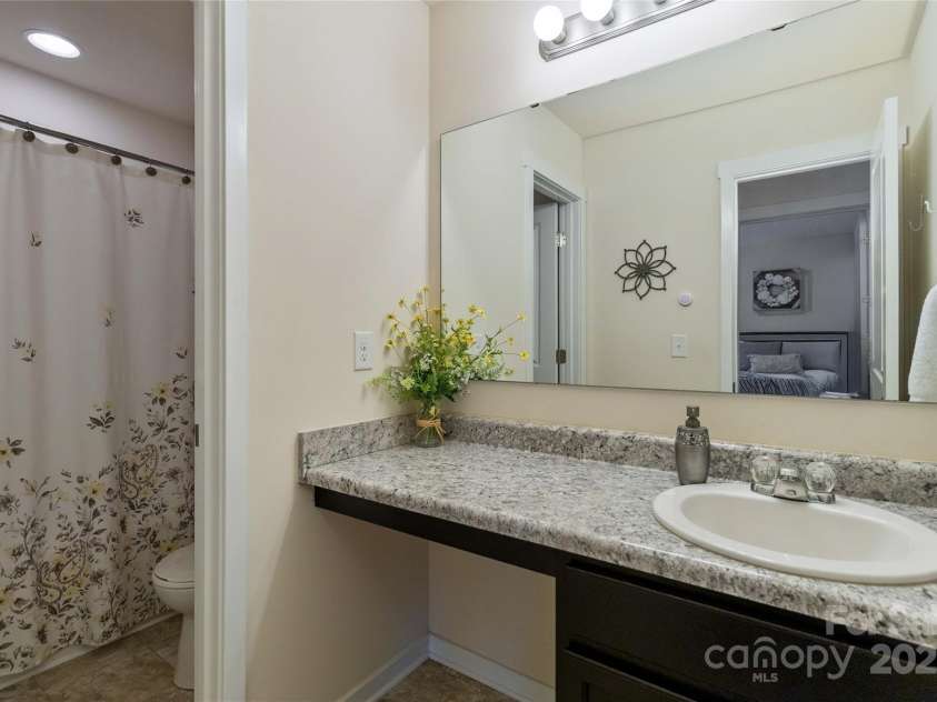 4626 Gibbons Link Road, Charlotte, NC 28269.  MLS# CAR4290378, YatesRealty ID 32205. Full hallway bathroom showcasing modern finishes.
