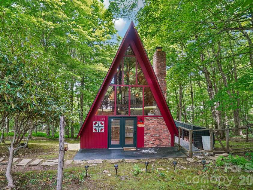 201 Hampton Gap Drive, Mars Hill, NC 28754.  MLS# CAR4390377, YatesRealty ID 32206. Charming A+ Chalet
