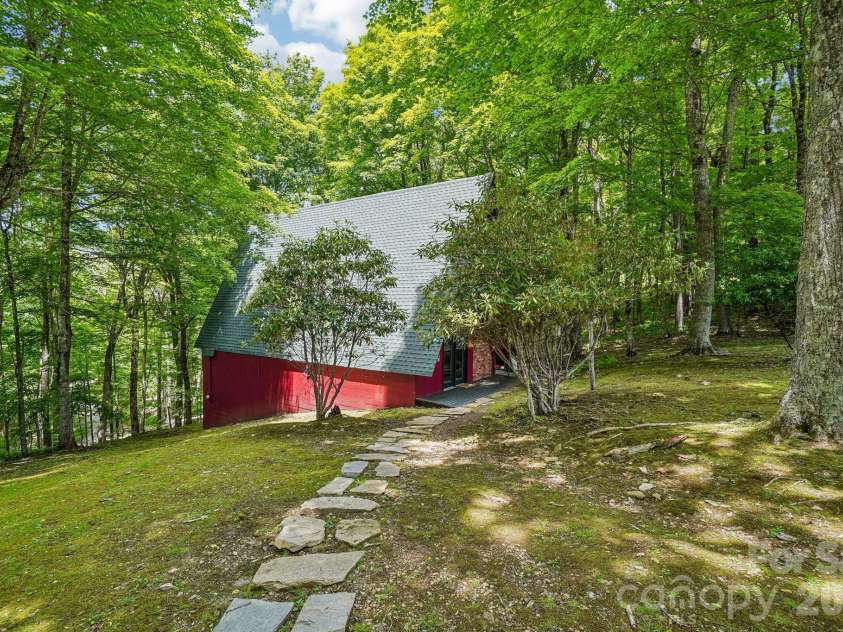 201 Hampton Gap Drive, Mars Hill, NC 28754.  MLS# CAR4390377, YatesRealty ID 32206. Charming A+ Chalet