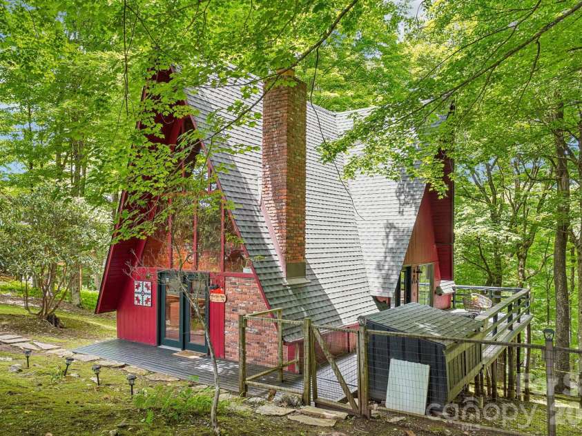 201 Hampton Gap Drive, Mars Hill, NC 28754.  MLS# CAR4390377, YatesRealty ID 32206. Charming A+ Chalet
