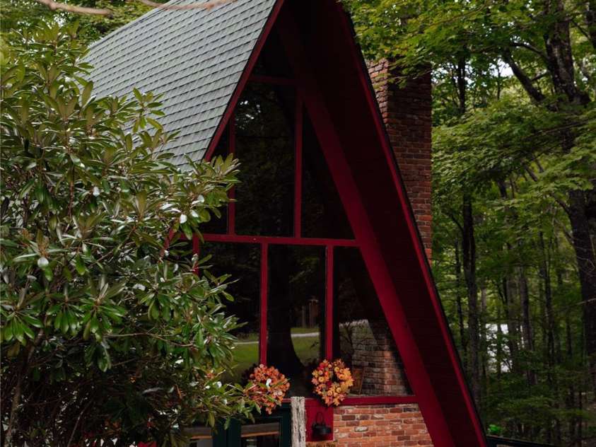 201 Hampton Gap Drive, Mars Hill, NC 28754.  MLS# CAR4390377, YatesRealty ID 32206. Charming Chalet