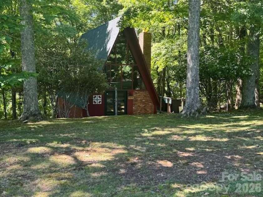 201 Hampton Gap Drive, Mars Hill, NC 28754.  MLS# CAR4390377, YatesRealty ID 32206. Charming Chalet