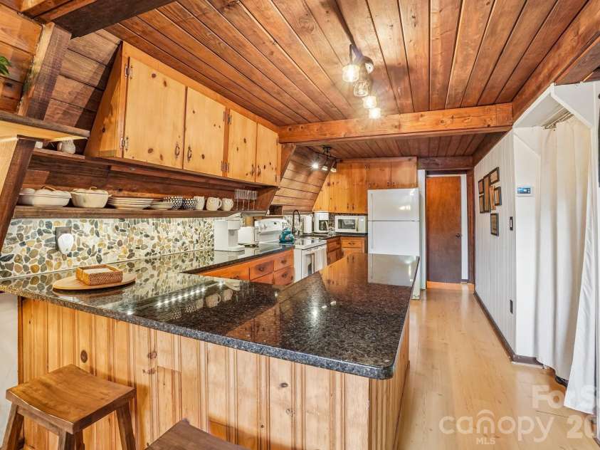 201 Hampton Gap Drive, Mars Hill, NC 28754.  MLS# CAR4390377, YatesRealty ID 32206. Granite Counters