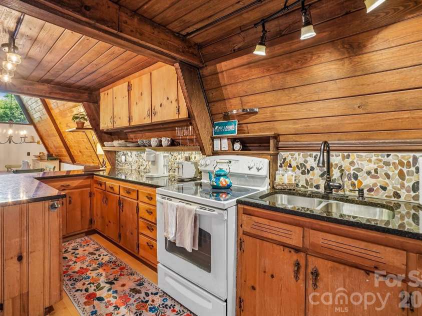 201 Hampton Gap Drive, Mars Hill, NC 28754.  MLS# CAR4390377, YatesRealty ID 32206. Great Counter Space