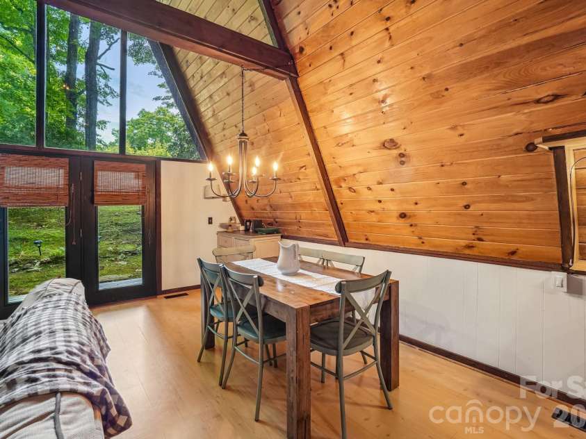 201 Hampton Gap Drive, Mars Hill, NC 28754.  MLS# CAR4390377, YatesRealty ID 32206. Nice Dining Area