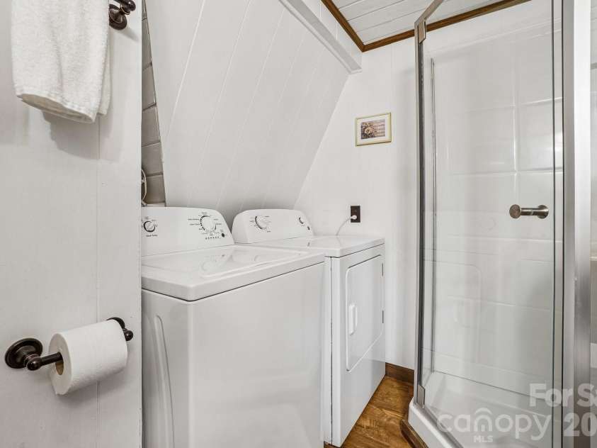 201 Hampton Gap Drive, Mars Hill, NC 28754.  MLS# CAR4390377, YatesRealty ID 32206. Upstairs Bathroom &Laundry