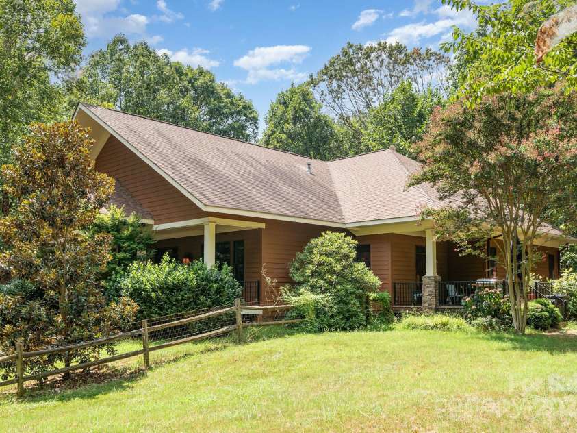 146 Harbor Watch Drive, Statesville, NC 28677.  MLS# CAR4292080, YatesRealty ID 32209. Fenced Side Yard