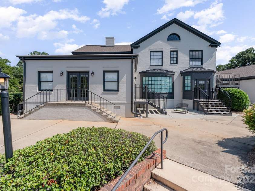 3001 Heathstead Place, Charlotte, NC 28210.  MLS# CAR4287367, YatesRealty ID 3221. BEAUTIFUL MANSION CLUBHOUSE HAS PLENTY OF COMMON AREA TO ENJOY 