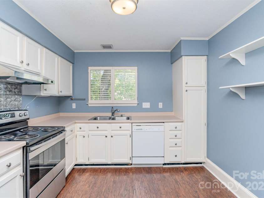3001 Heathstead Place, Charlotte, NC 28210.  MLS# CAR4287367, YatesRealty ID 3221. Entrance to Kitchen