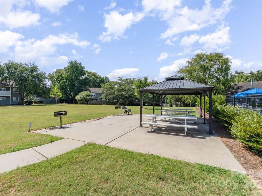 3001 Heathstead Place, Charlotte, NC 28210.  MLS# CAR4287367, YatesRealty ID 3221. PICNIC AREA and GRILLS