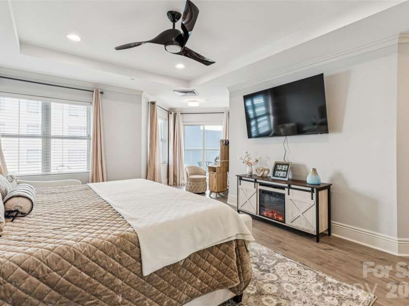 520 Martin Luther King Jr Boulevard, Charlotte, NC 28202.  MLS# CAR4346374, YatesRealty ID 3221. 