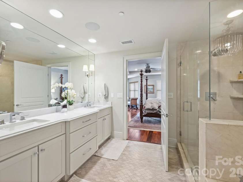 520 Martin Luther King Jr Boulevard, Charlotte, NC 28202.  MLS# CAR4346593, YatesRealty ID 3221. 