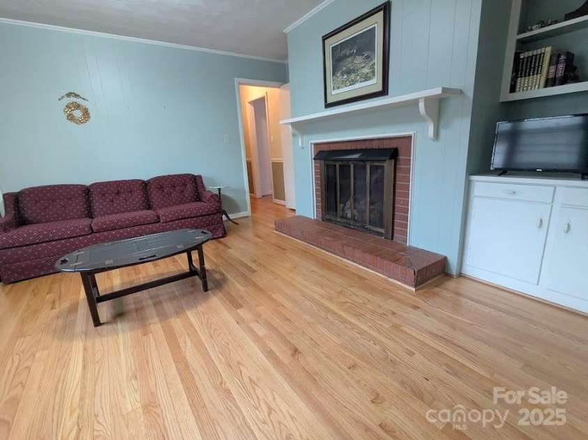 505 Richards Drive, Shelby, NC 28150.  MLS# CAR4287142, YatesRealty ID 32211. Den with fireplace. Gas logs.