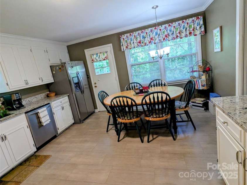 505 Richards Drive, Shelby, NC 28150.  MLS# CAR4287142, YatesRealty ID 32211. Eat in kitchen