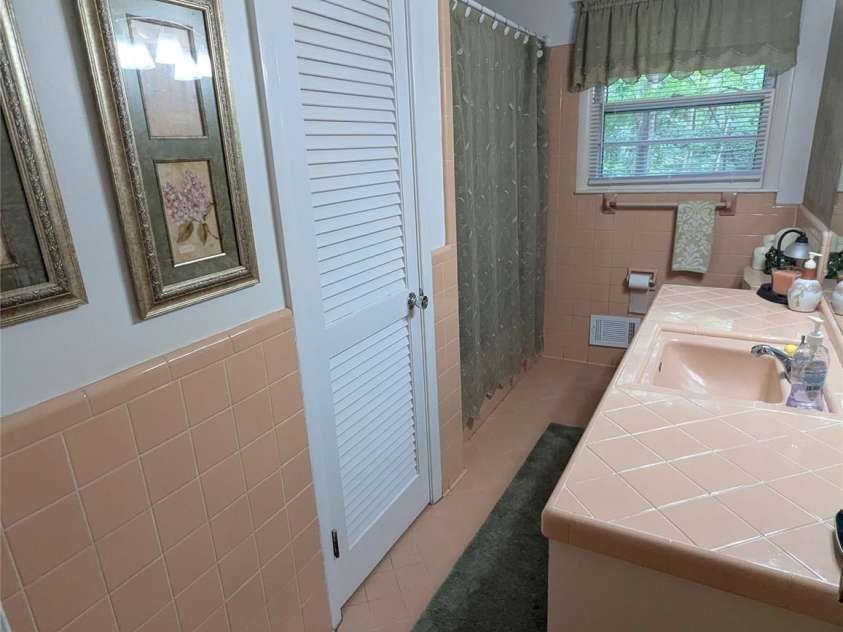505 Richards Drive, Shelby, NC 28150.  MLS# CAR4287142, YatesRealty ID 32211. Hall bathroom