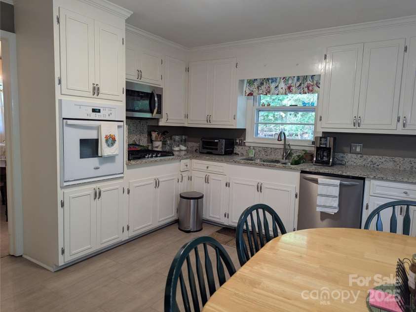 505 Richards Drive, Shelby, NC 28150.  MLS# CAR4287142, YatesRealty ID 32211. Large kitchen with gas stovetop