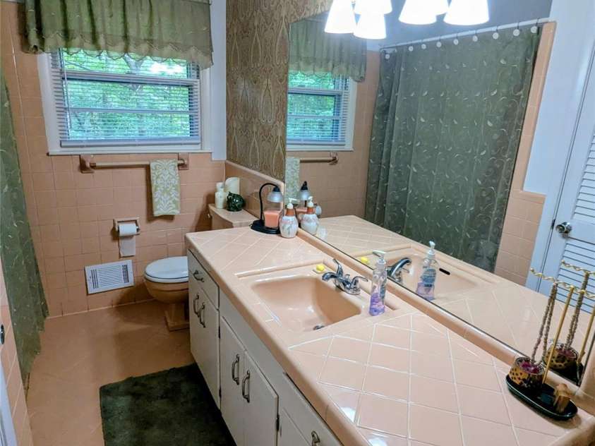 505 Richards Drive, Shelby, NC 28150.  MLS# CAR4287142, YatesRealty ID 32211. Lots of storage in the hall bath