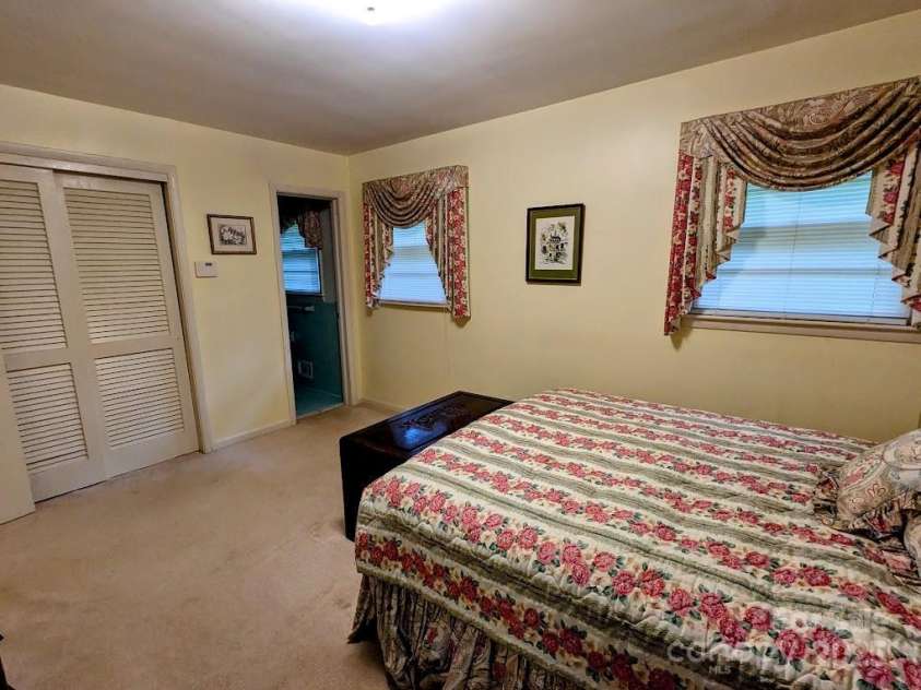 505 Richards Drive, Shelby, NC 28150.  MLS# CAR4287142, YatesRealty ID 32211. Main bedroom double closet and bath