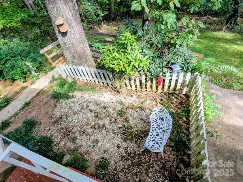 505 Richards Drive, Shelby, NC 28150.  MLS# CAR4287142, YatesRealty ID 32211. Perfect spot for flowers and seating area