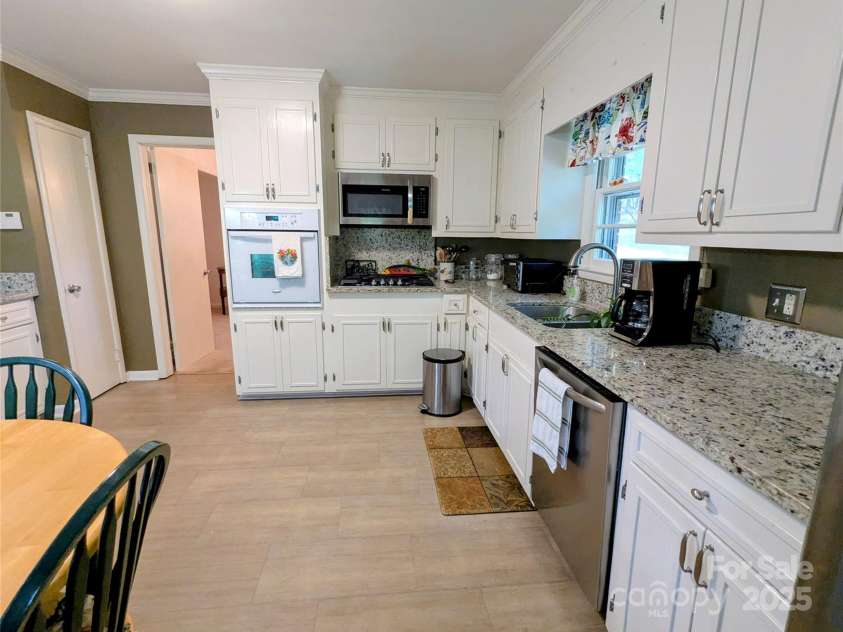 505 Richards Drive, Shelby, NC 28150.  MLS# CAR4287142, YatesRealty ID 32211. Plenty of cabinets and counter space