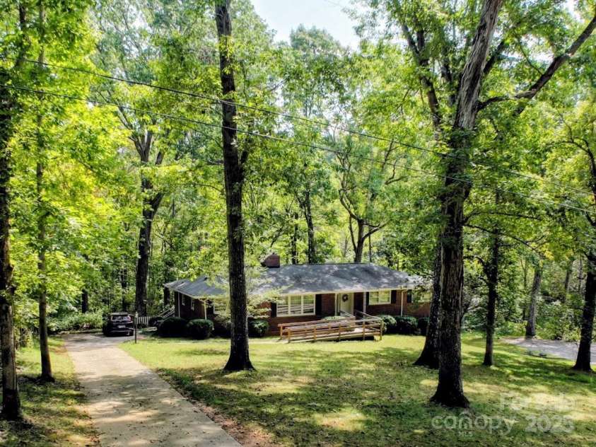 505 Richards Drive, Shelby, NC 28150.  MLS# CAR4287142, YatesRealty ID 32211. Spacious front yard