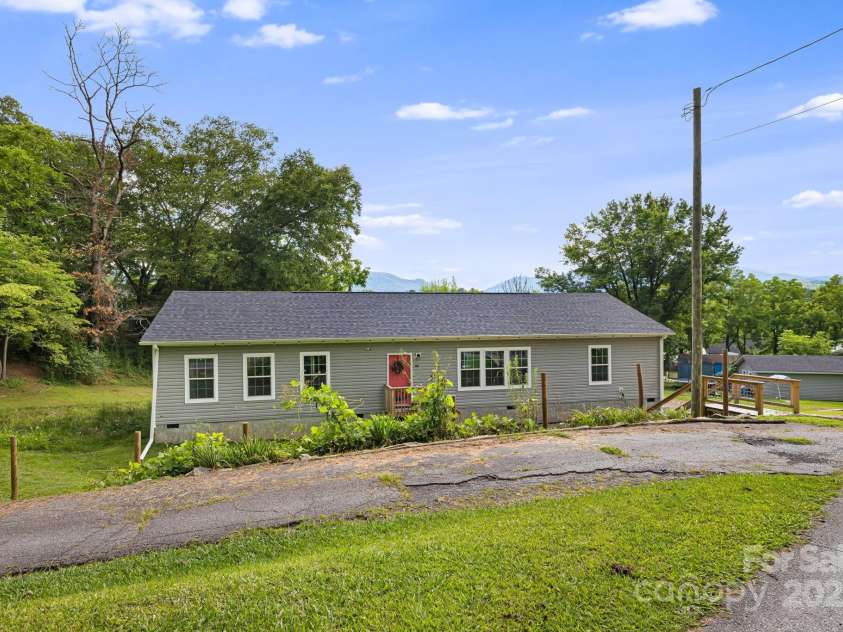 178 Spencer Street, Clyde, NC 28721.  MLS# CAR4281208, YatesRealty ID 32212. 