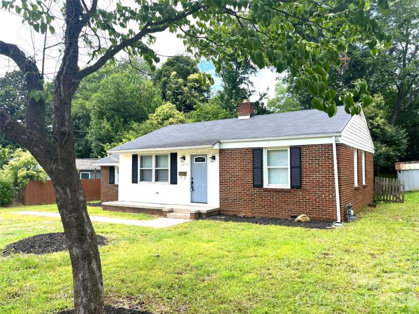 2213 Shamrock Drive, Charlotte, NC 28205.  MLS# CAR4368350, YatesRealty ID 32213. 