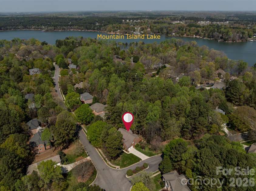12532 Overlook Mountain Drive, Charlotte, NC 28216.  MLS# CAR4369521, YatesRealty ID 32214. 