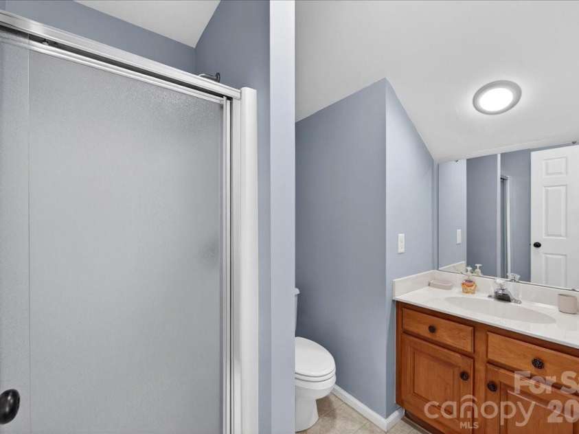 12532 Overlook Mountain Drive, Charlotte, NC 28216.  MLS# CAR4369521, YatesRealty ID 32214. Bath