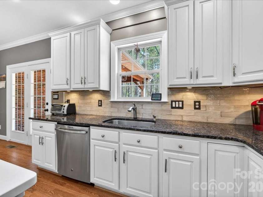12532 Overlook Mountain Drive, Charlotte, NC 28216.  MLS# CAR4369521, YatesRealty ID 32214. Kitchen