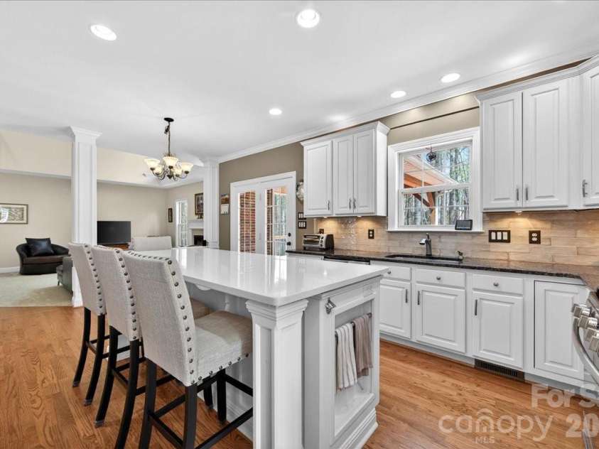 12532 Overlook Mountain Drive, Charlotte, NC 28216.  MLS# CAR4369521, YatesRealty ID 32214. Kitchen