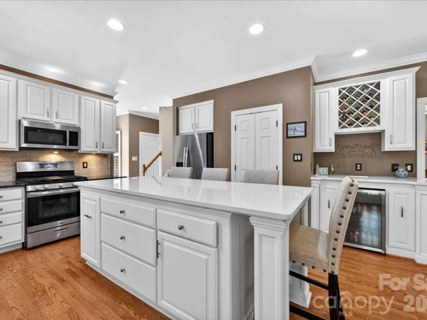 12532 Overlook Mountain Drive, Charlotte, NC 28216.  MLS# CAR4369521, YatesRealty ID 32214. Kitchen