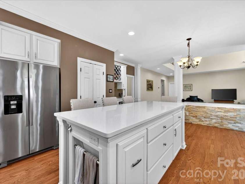 12532 Overlook Mountain Drive, Charlotte, NC 28216.  MLS# CAR4369521, YatesRealty ID 32214. Kitchen