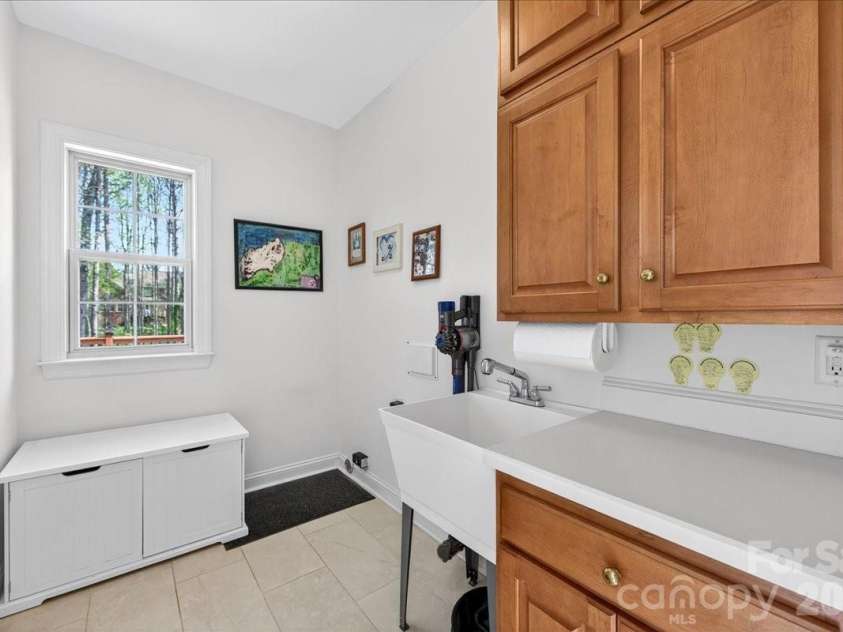 12532 Overlook Mountain Drive, Charlotte, NC 28216.  MLS# CAR4369521, YatesRealty ID 32214. Main Floor Laundry Room